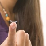 Почему контактные линзы нельзя смывать в унитаз